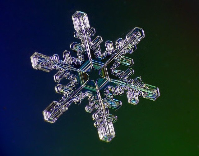 Figura geométrica de un copo de nieve visto al microscopio